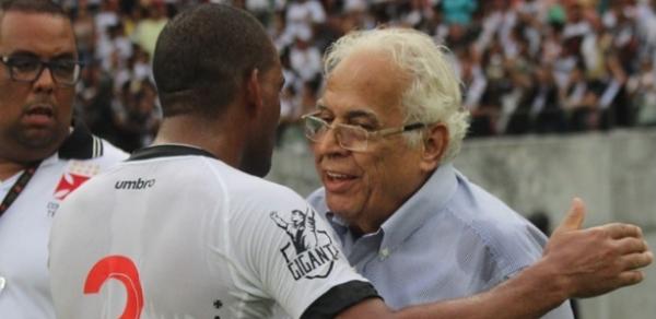 Rodrigo cumprimenta Eurico aps vitria sobre o Fla: dirigente quer a Copa do Brasil