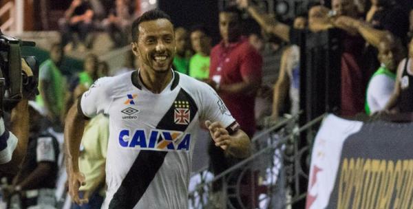 Nen fez uma linda jogada para a alegria da torcida do Vasco