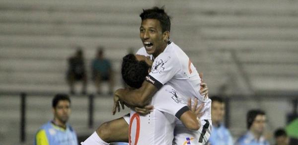Caio Monteiro, de 19 anos, comemora seu gol: o primeiro como profissional do Vasco