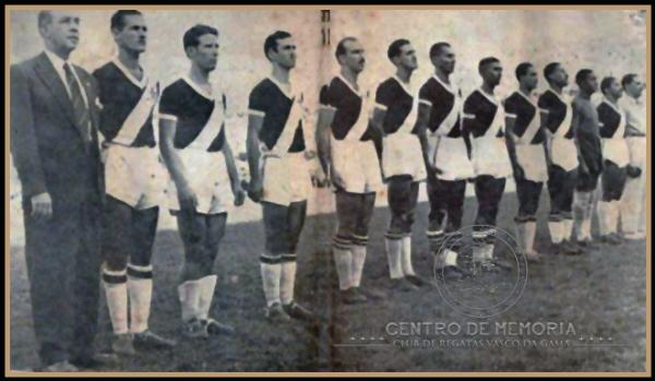 Vasco perfilado para o hino nacional, momentos antes da partida contra o River Plate, quando conquistaria de forma invicta o Sul Americano de 1948 no Chile (Revista Vasco)