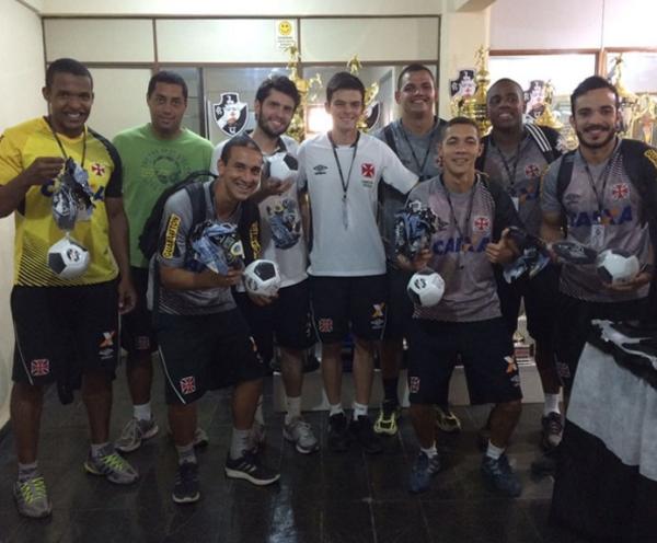 Estagirios posam para foto no Departamento Infanto-Juvenil