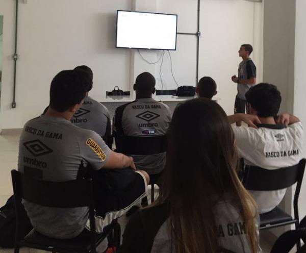 Estudantes acompanham apresentao de trabalho na Pousada