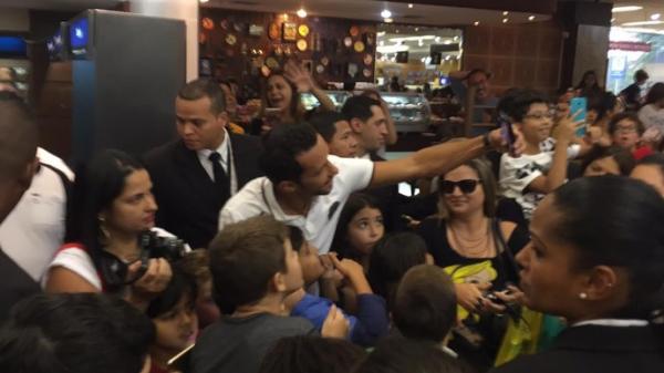 Presena de Nen foi ofuscada em evento em livraria