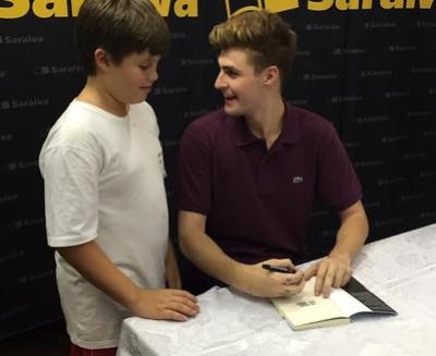 Rezende autografa o livro