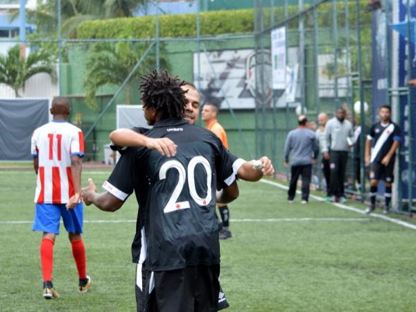 Wesley marcou um dos gols do Vasco na vitria sobre o Bzios