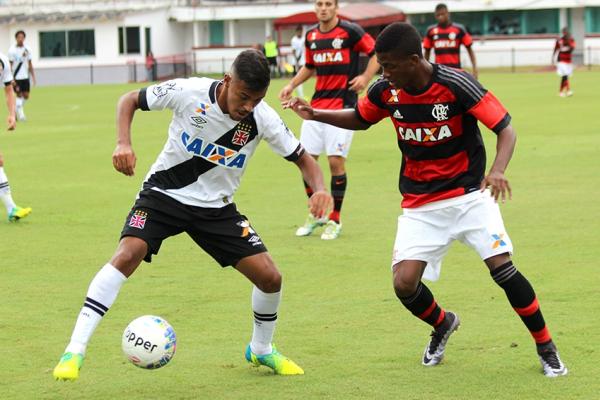 Gernimo se desvencilhando de marcao adversria