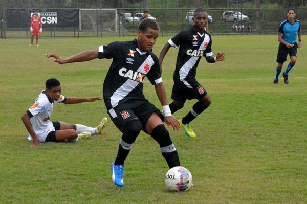 Observado por Cayo Tenrio, Joo Pedro supera marcao adversria