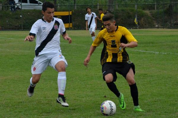 Bruno tenta impedir avano de Caio Rosa