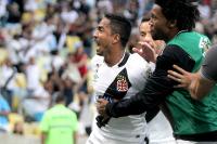 Jogadores comemoram gol de Jorge Henrique