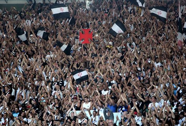 Vascanos fazem festa no Maraca: confiantes no bicampeonato