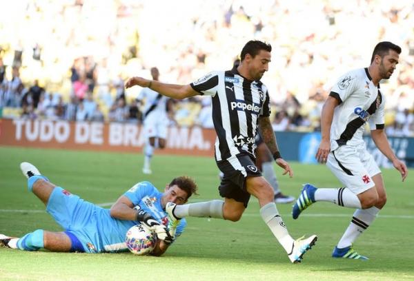 Martn Silva vem atuando adiantado para cortar lanamentos nas costas da zaga