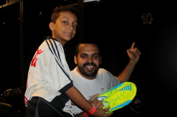 Wallace ao lado do filho no armrio do craque Nen