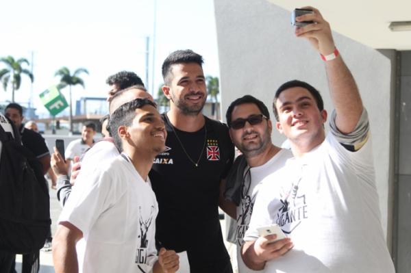 Luan atende aos Gigantes na chegada ao Maracan