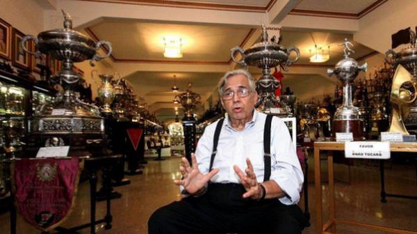 Eurico na sala de trofus do Vasco, em So Janurio