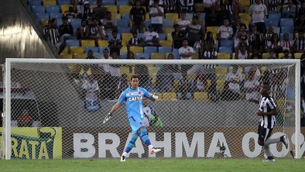 Martn Silva brilha em vitria do Vasco e leva a enquete da defesa mais bonita