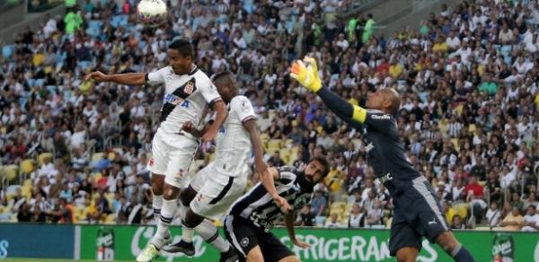 Jorge Henrique sobe mais alto que Jefferson para marcar o gol do Vasco