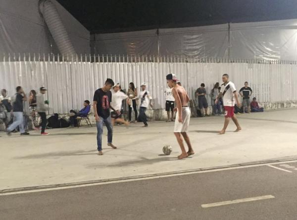 Torcedores batem bola nos arredores do Maracan