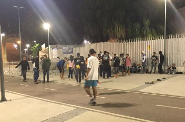 Filas comeam a ser formadas doze horas antes da abertura da bilheteria 