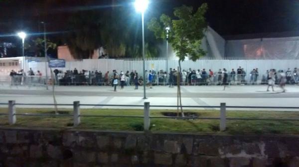 Fila cresce aps cerca de uma hora da chegada dos primeiros vascanos