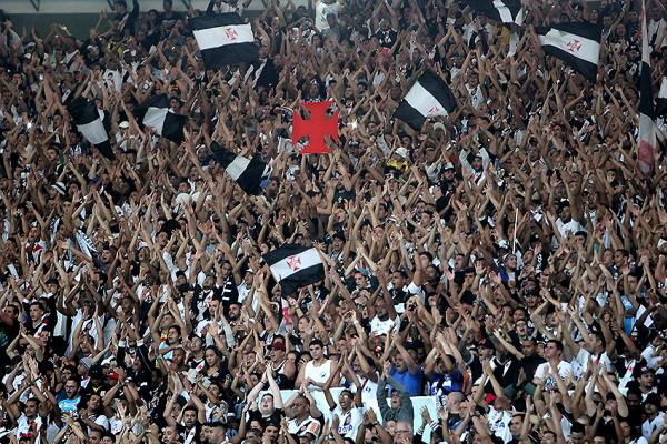 Vascanos compareceram em bom nmero no primeiro jogo da final