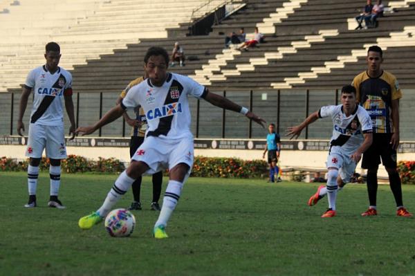 Hugo Borges marcou de pnalti o gol da vitria vascana