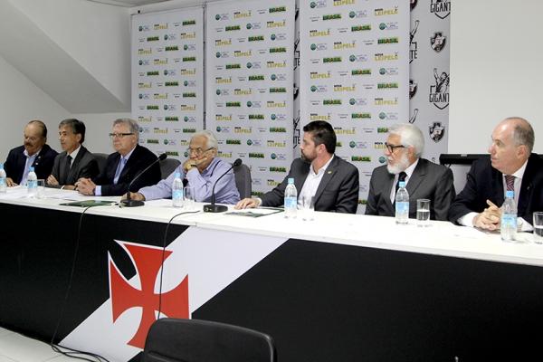 Da esquerda para a direita: vice-presidente da CBCf Paulo Maciel, presidente do Conselho Deliberativo Luis Manuel Rebelo Fernandes, presidente da CBCf Jair Alfredo Pereira, presidente do Vasco Eurico Miranda, representante do Ministrio do Esporte Joel Benin, 2 vice-presidente geral do Vasco Silvio Godoi e o presidente do Conselho Fiscal Otto Alves de Carvalho Junior