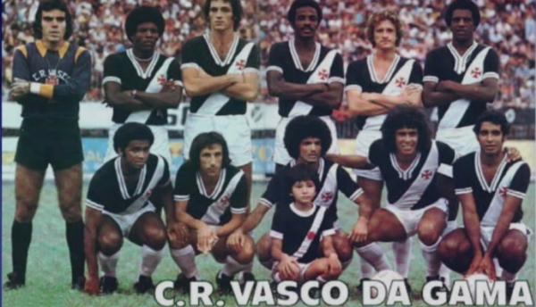 D, o Aranha, aparece na imagem atrs do garotinho, com o time de 1976