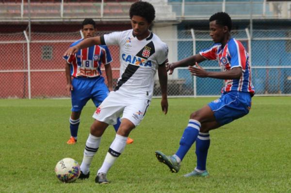 Douglas Luiz em ao contra o Friburguense