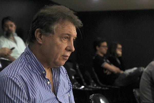 Rubn Magnano acompanhando o jogo em So Janurio