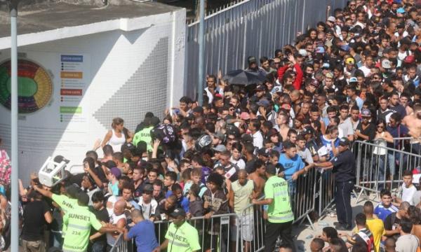 Filas enormes para comprar ingreesos para a final do Carioca no Maracan