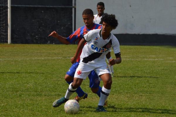 Joo Laranjeira se livra do marcador rival