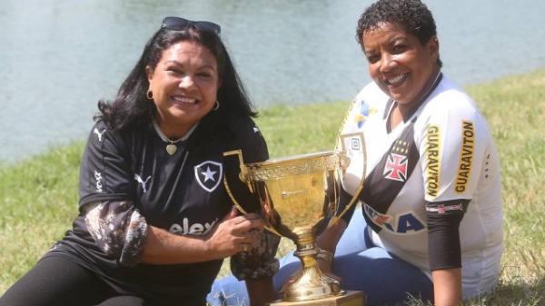 Dona Elizete e dona Guiomar posam com a taa de campeo estadual