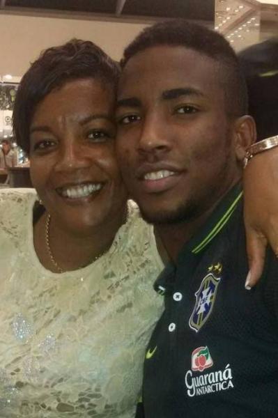 Thalles, do Vasco, posa com a me, Guiomar