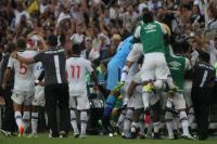 Jogadores comemoram gol de Rafael Vaz