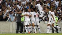 Jogadores comemoram gol de Rafael Vaz