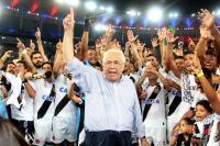 Eurico e jogadores do grito de Casaca