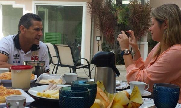 Jorginho em entrevista com a reprter Sofia Miranda no caf da manh aps o ttulo na manh desta segunda-feira