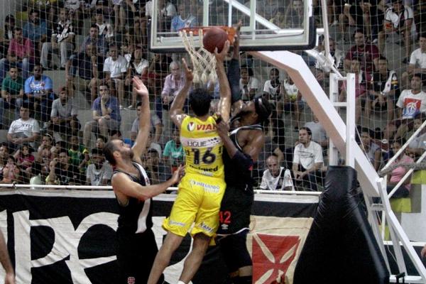 Jeff e Drudi tentam interceder jogada de ataque