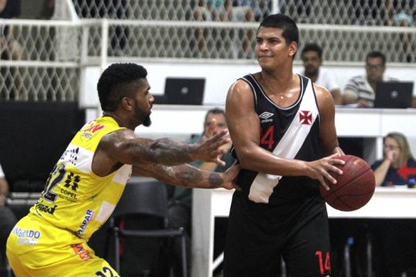 Robby Collum acertou bola de trs no ltimo lance, mas no foi o bastante