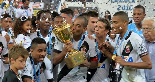 Rodrigo beija trofu rodeado por Jorge Henrique, Diguinho e Andrezinho: todos com mais de 30 anos