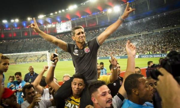 O tcnico Jorginho comemora o bicampeonato do Vasco