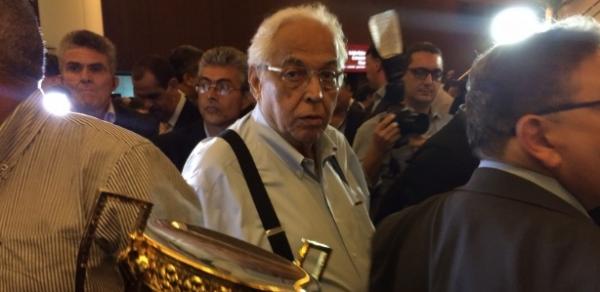 Eurico Miranda, presidente do Vasco, chegou  festa com o trofeu do Carioca