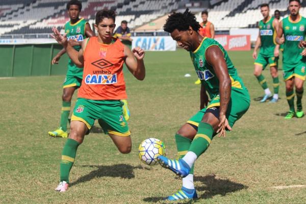 Andrey e Rafael Vaz disputam a bola em atividade no gramado de So Janurio