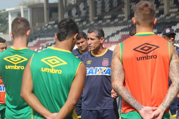 Jorginho conversando com o elenco aps o trabalho tcnico e ttico