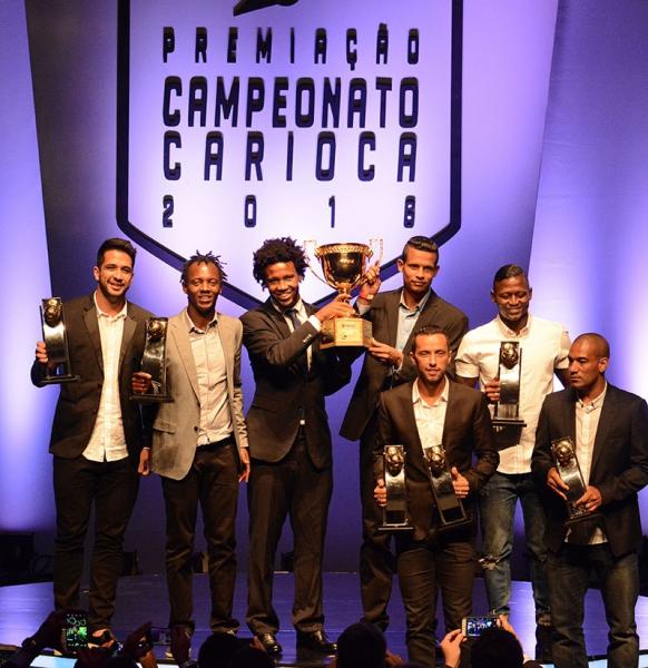 Jogadores vascano exibem os prmios conquistados