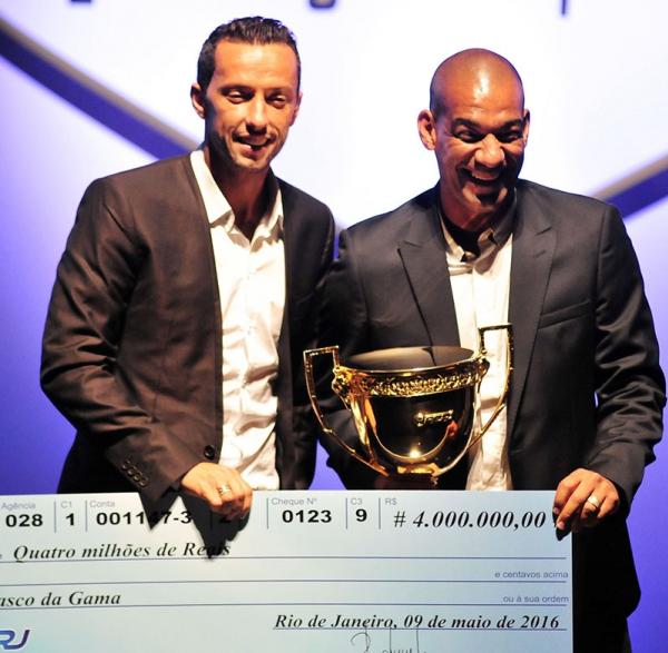 Nen e Rodrigo com o trofu de campeo carioca