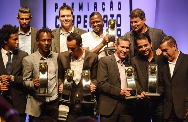 Jogadores e comisso tcnica com seus prmios
