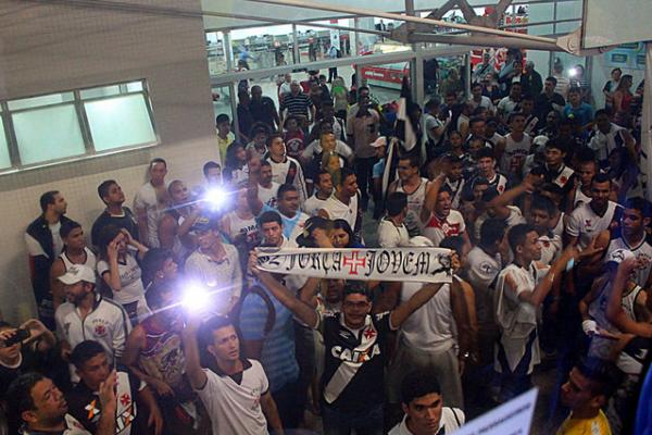 Vasco desembarca em So Lus, e torcida faz a festa