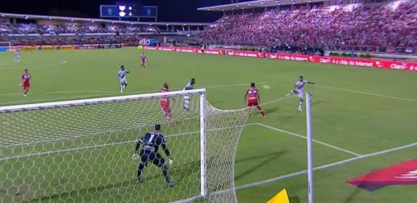 Jorge Henrique e Andrezinho trocam passes no ataque do Vasco