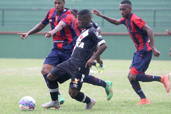 Robinho deu trabalho aos jogadores do Bonsucesso
